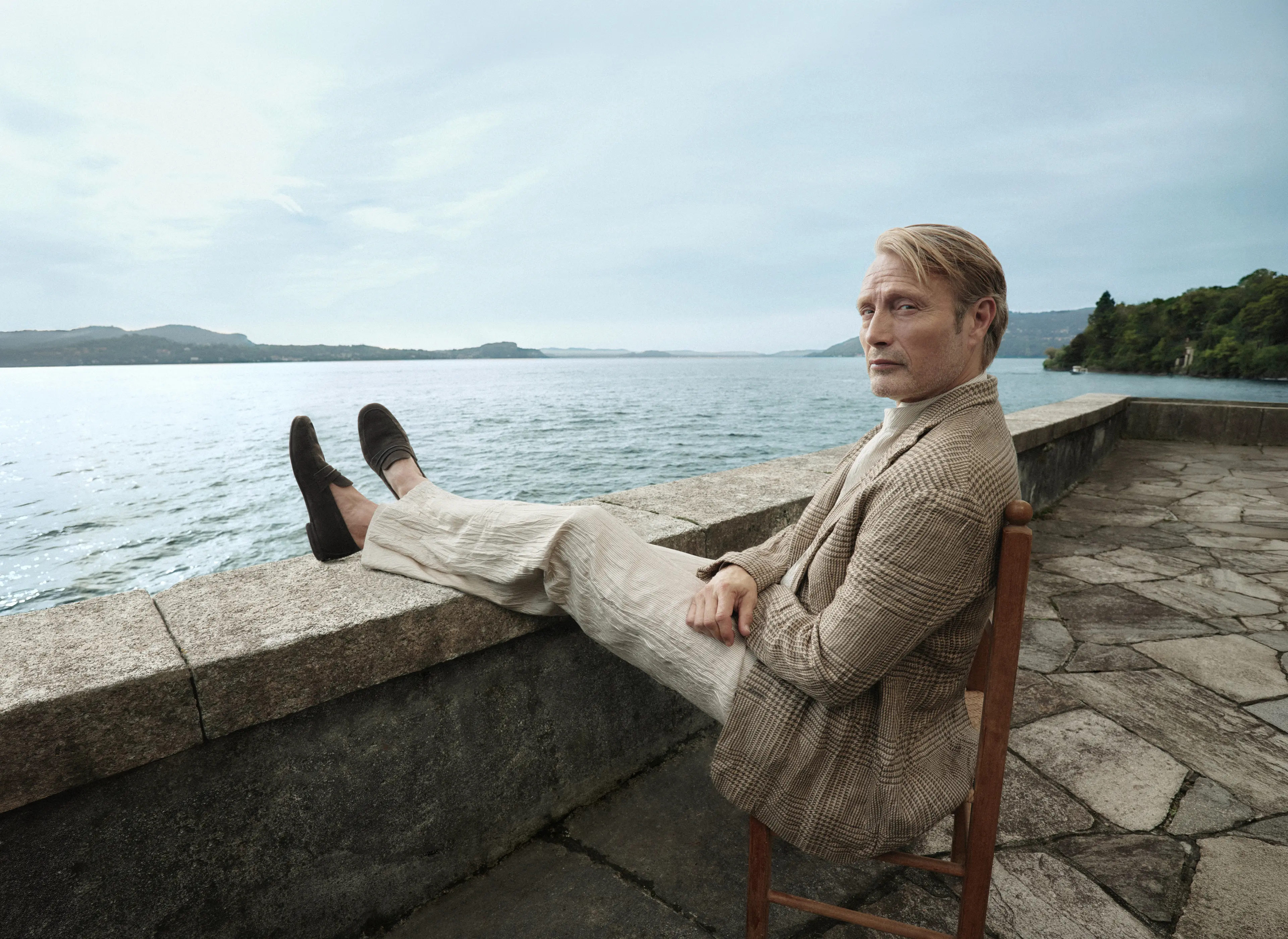 リネンのパンツとリネンのジャケットを中心に、ZEGNA 2026年春夏コレクションの洗練された装いをまとったマッツ・ミケルセン。