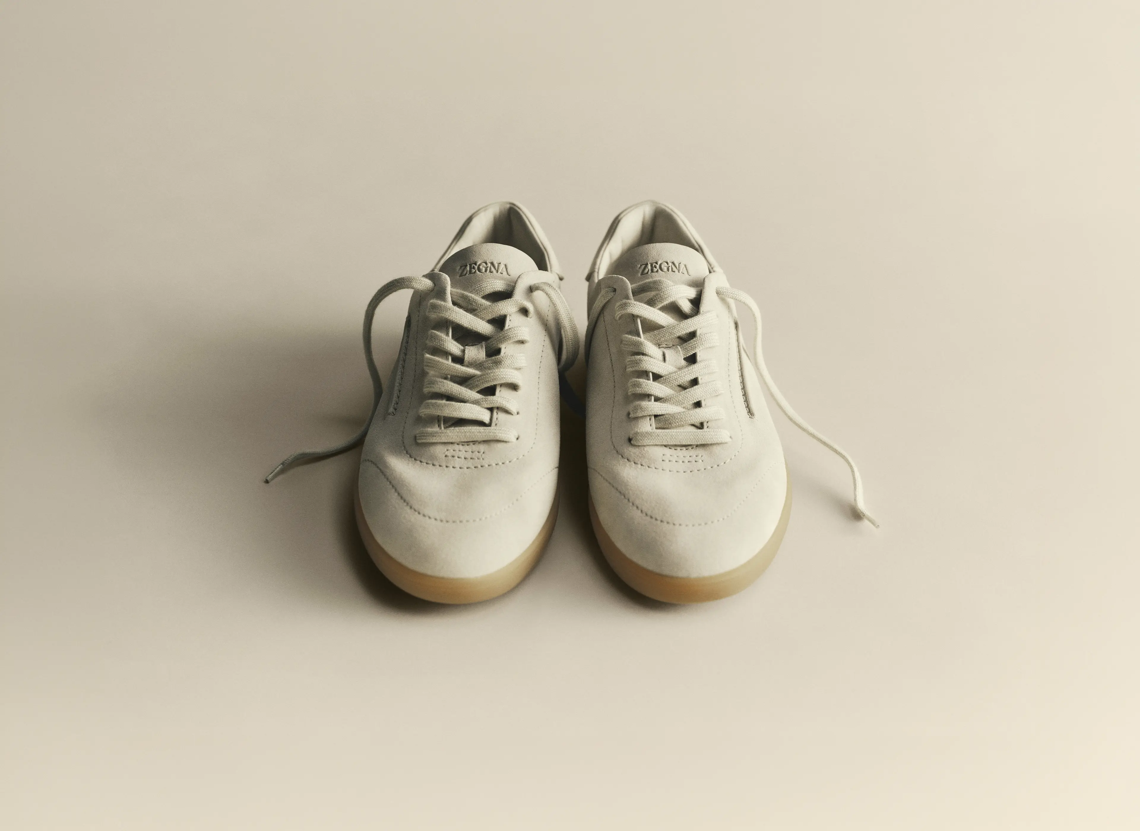 Les sneakers 232 en cuir suédé couleur ZEGNA Bianco Oasi de la collection Printemps-Été 2026.