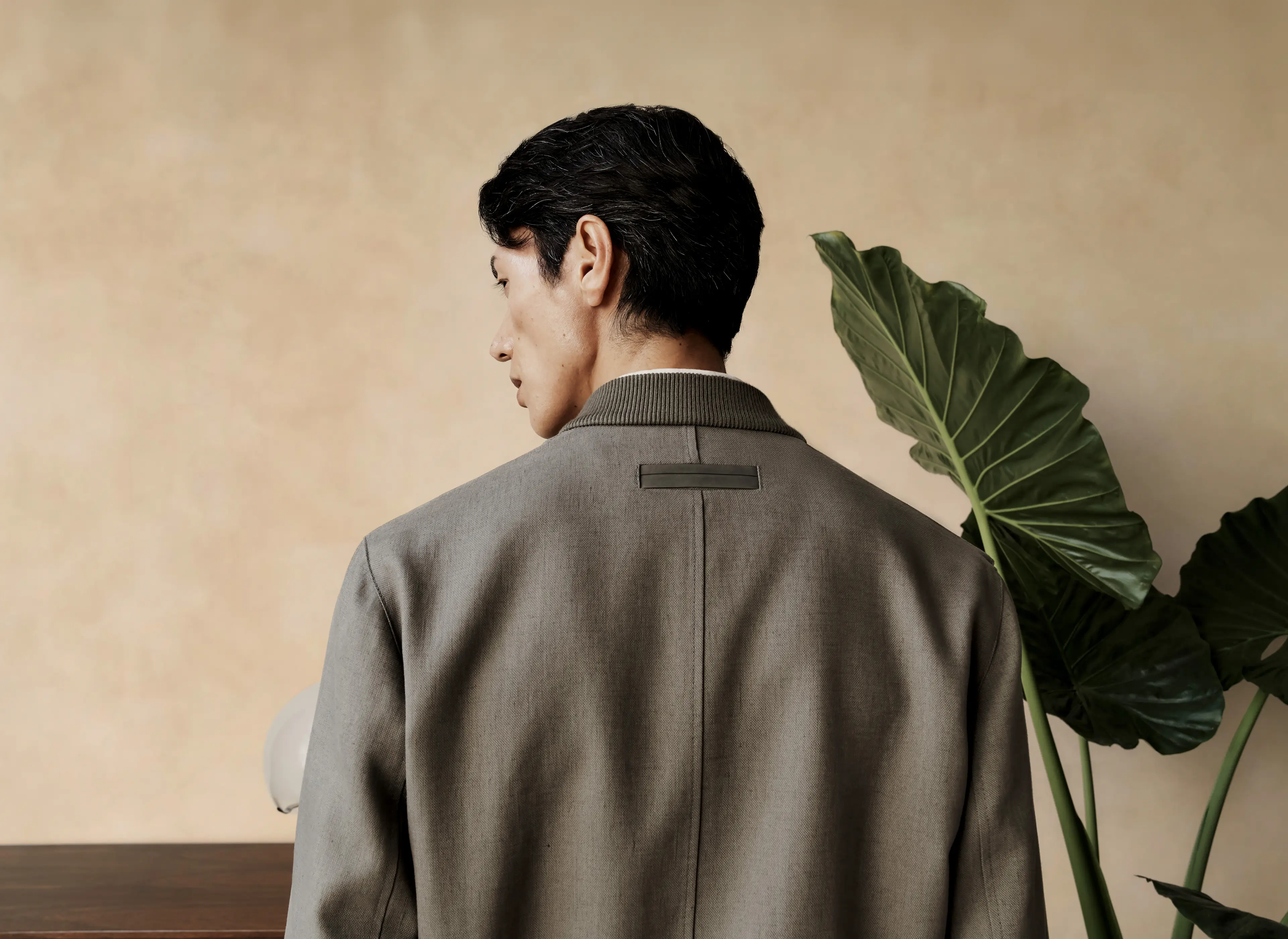 Gros plan sur le blouson aviateur Oasi Lino de la collection SS26 de ZEGNA.
