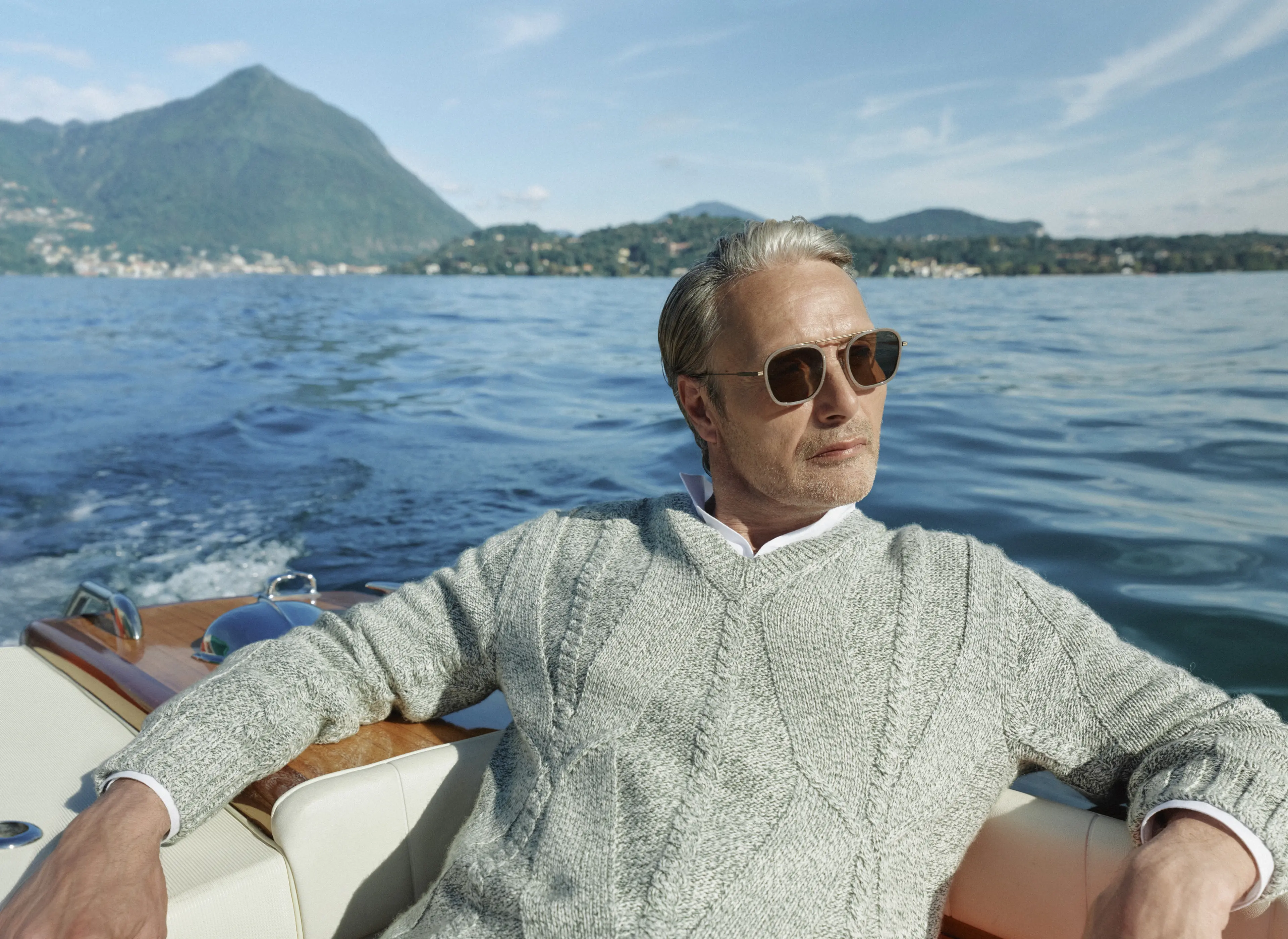 Mads Mikkelsen portant des lunettes de soleil de la collection Printemps/Été 2026 de ZEGNA, avec une tenue élégante de la collection SS26.