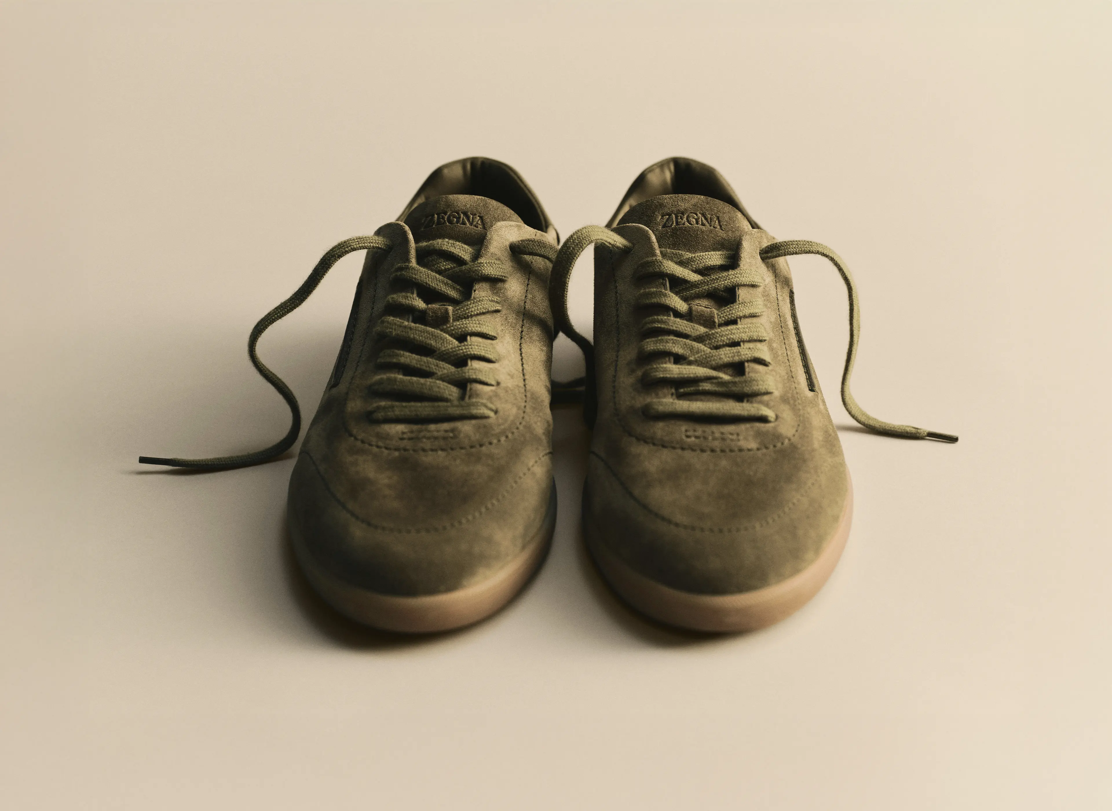 Zapatillas deportivas 232 de ante en color Felce de ZEGNA, parte de la colección Primavera-Verano 2026.