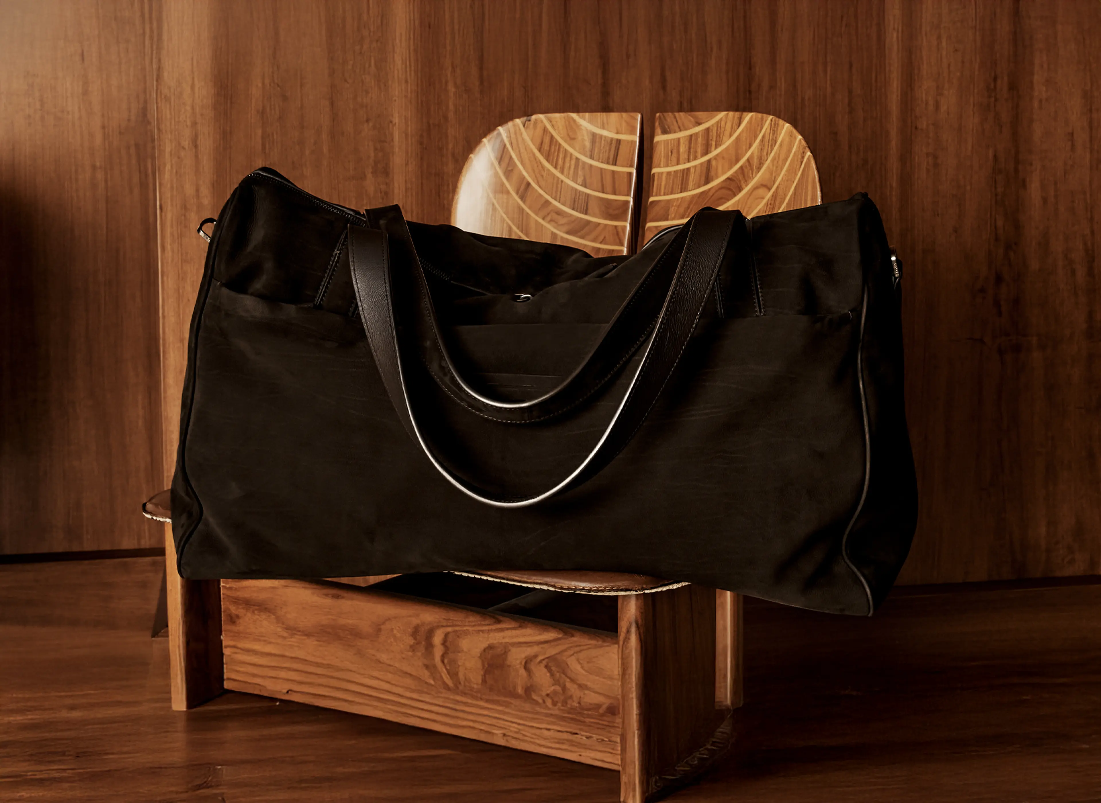 Primer plano de la bolsa de viaje en piel nobuk SECONDSKIN en marrón oscuro de la colección SS26 de ZEGNA.