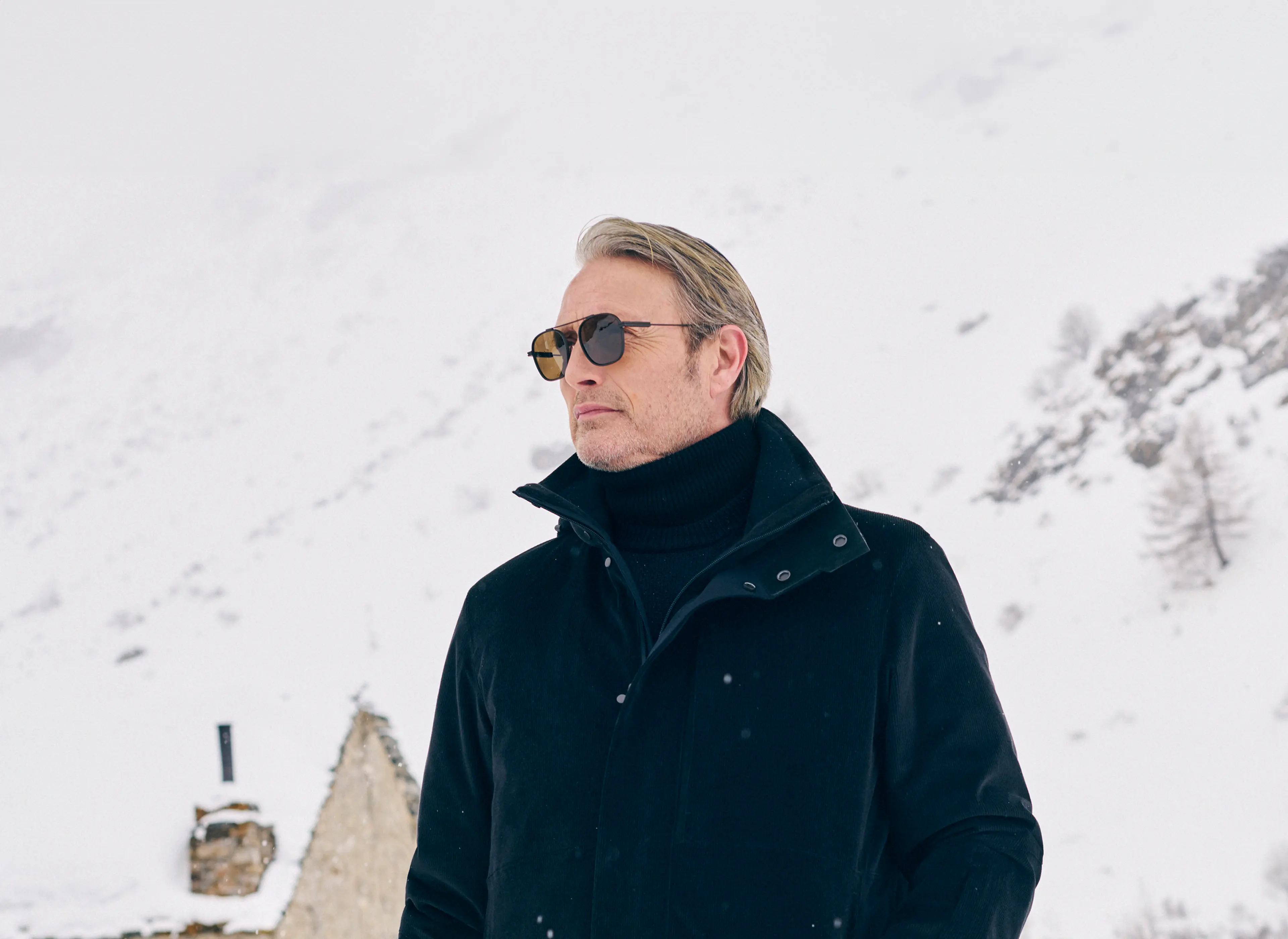 スキー スーツを取り入れたZEGNAのウィンタールックをまとうマッツ・ミケルセン。