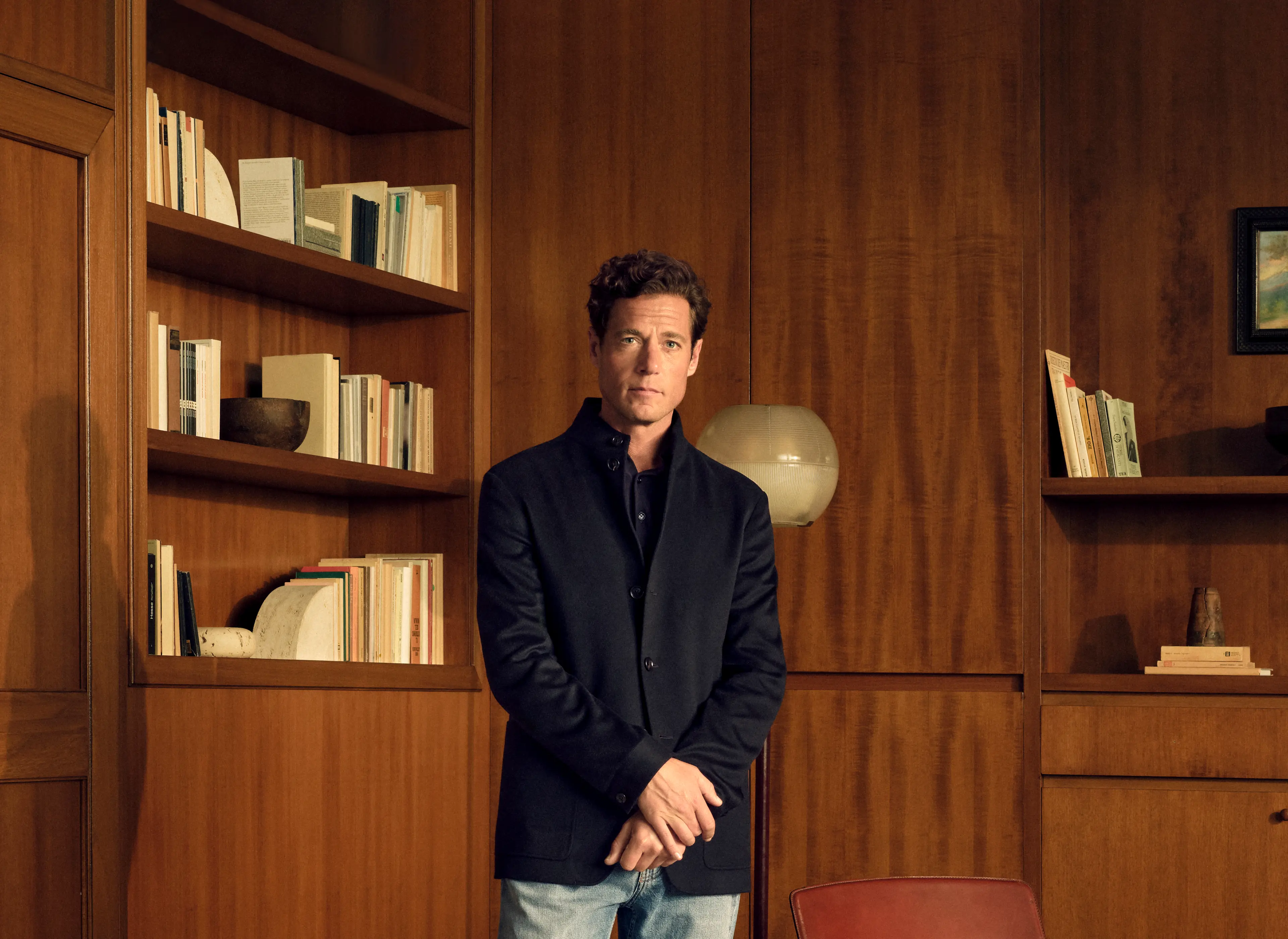 男士身着 ZEGNA（杰尼亚）2026 秋冬系列 Oasi Cashmere 面料 Il Conte 工装夹克，搭配浅水洗牛仔裤。