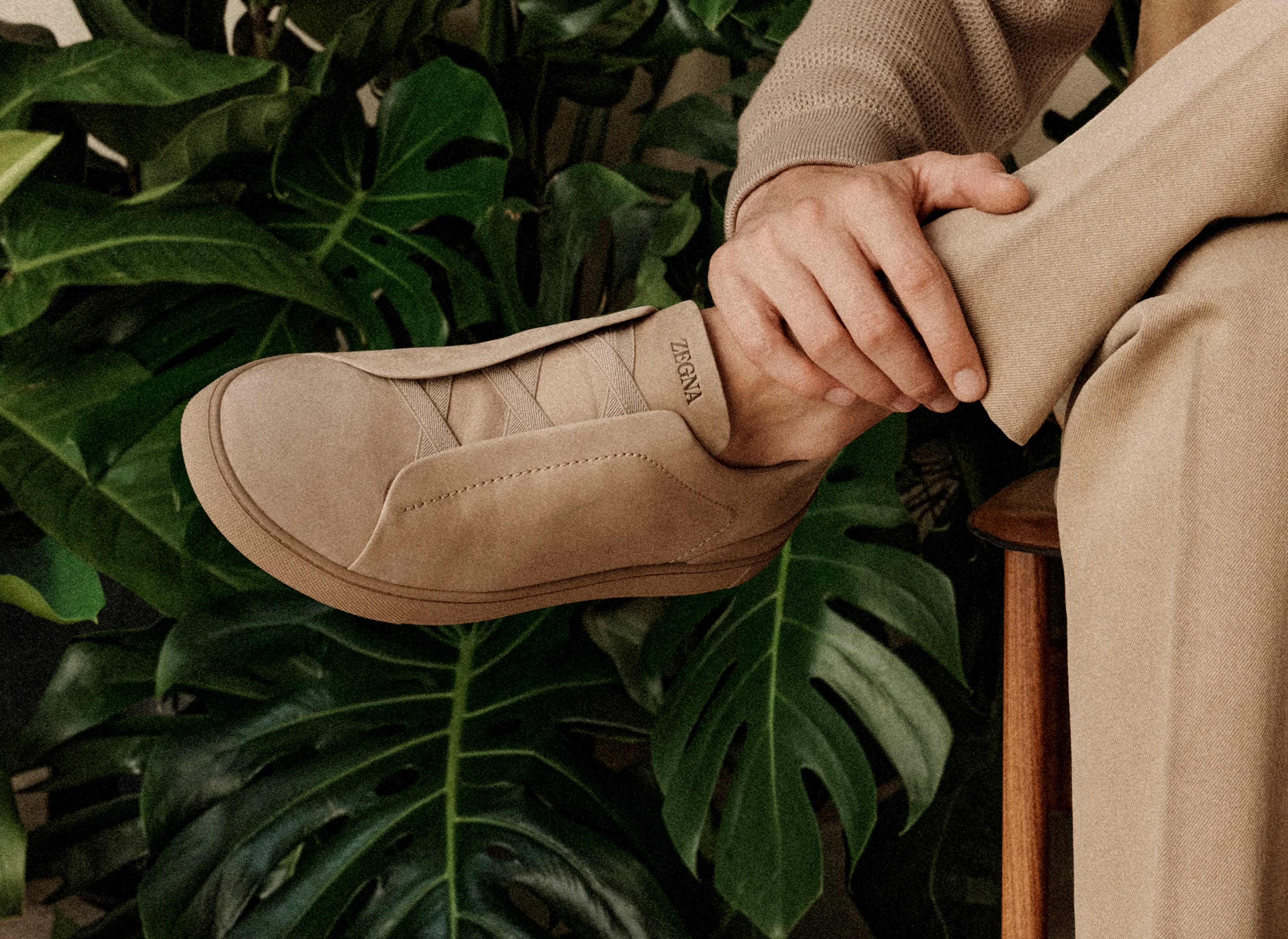 ZEGNA（杰尼亚）SS26 系列 Triple Stitch™ SECONDSKIN 磨砂皮特写。