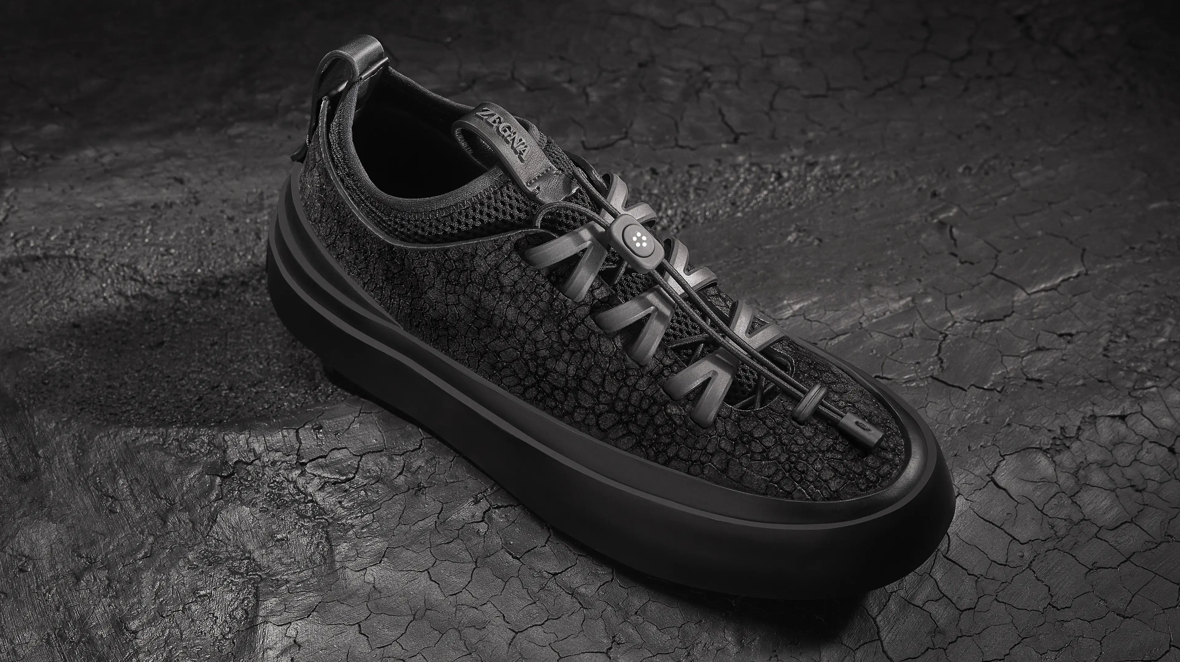 Renouvelez votre style de nouvelle saison avec nos sneakers hors pair. Attendez-vous à des modèles distinctifs revisités dans des cuirs luxueux, des silhouettes sportives avec des matières techniques conçues pour la vie en mouvement.