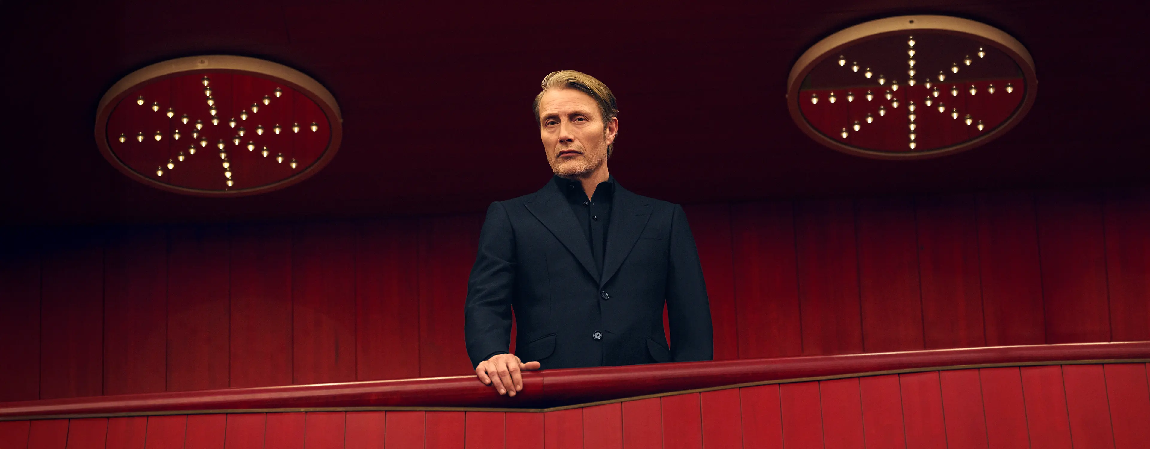 Mads Mikkelsen portant un costume de style Torino bleu marine au Teatro Regio, de la collection Automne/Hiver 2025 de ZEGNA.