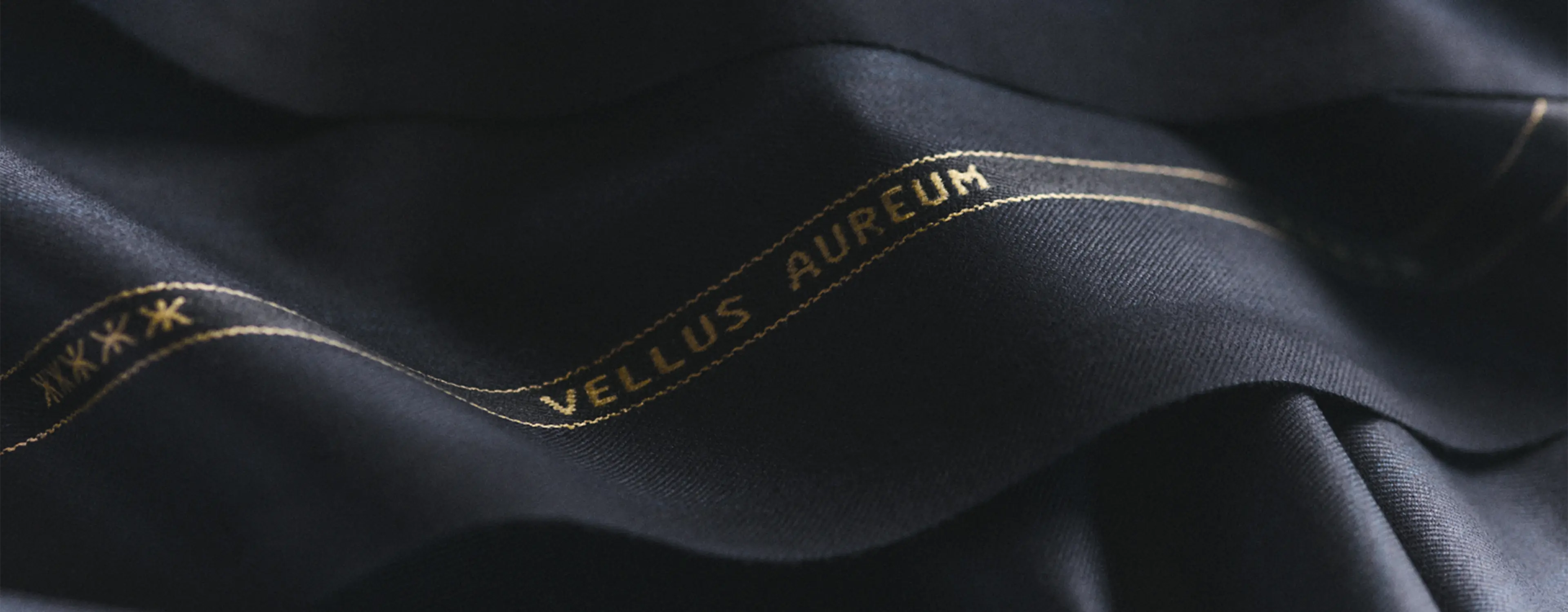 Detail eines Stoffs aus Vellus Aureum von ZEGNA für Herren, mit Branding.