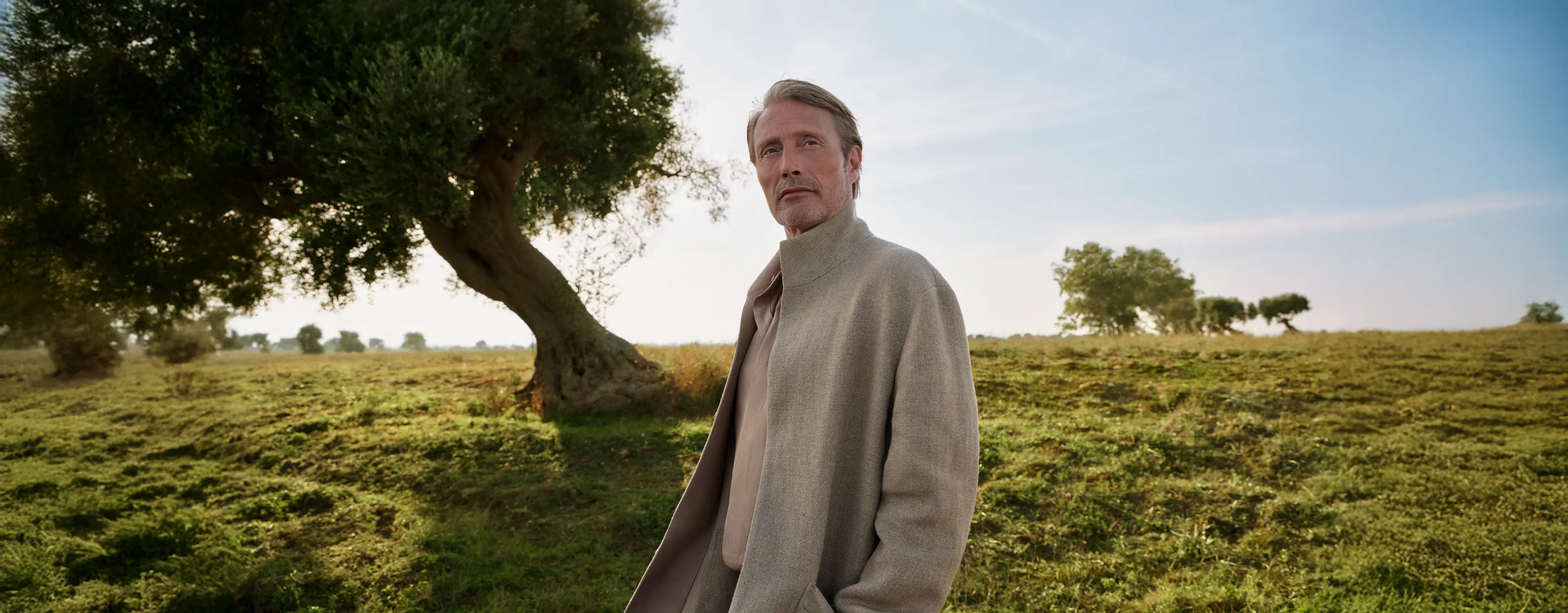 ZEGNAの2025年春夏コレクションに登場したテーラードのアウトフィットとコートを身に着けたMads Mikkelsen。