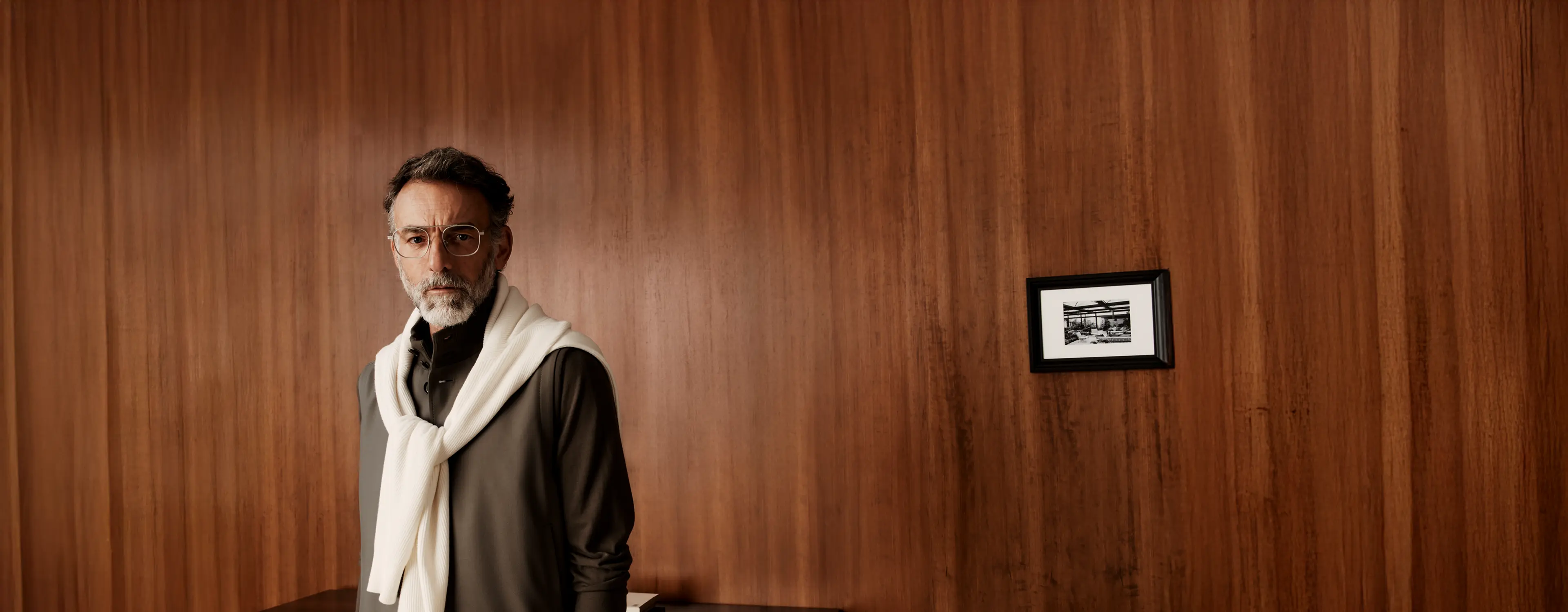 Homem a usar um look casual sofisticado da coleção ZEGNA SS26.