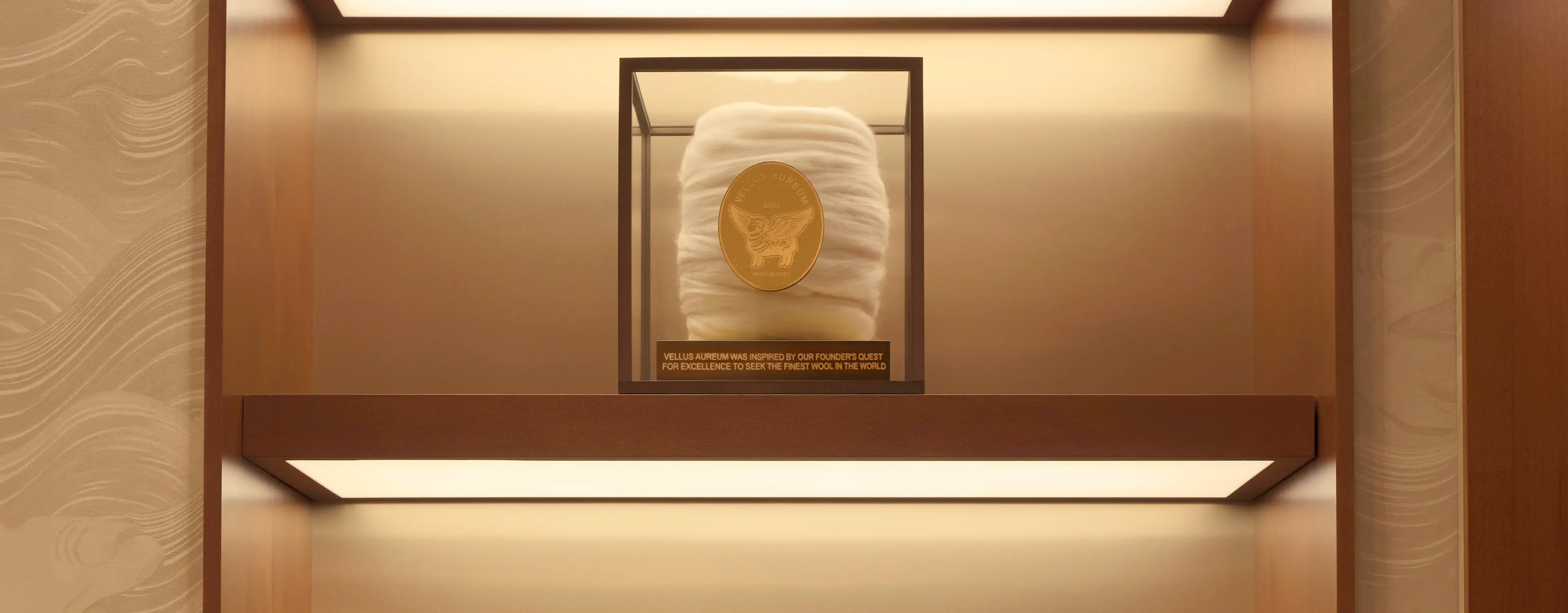Logótipo ZEGNA Vellus Aureum exibido numa instalação de lã.