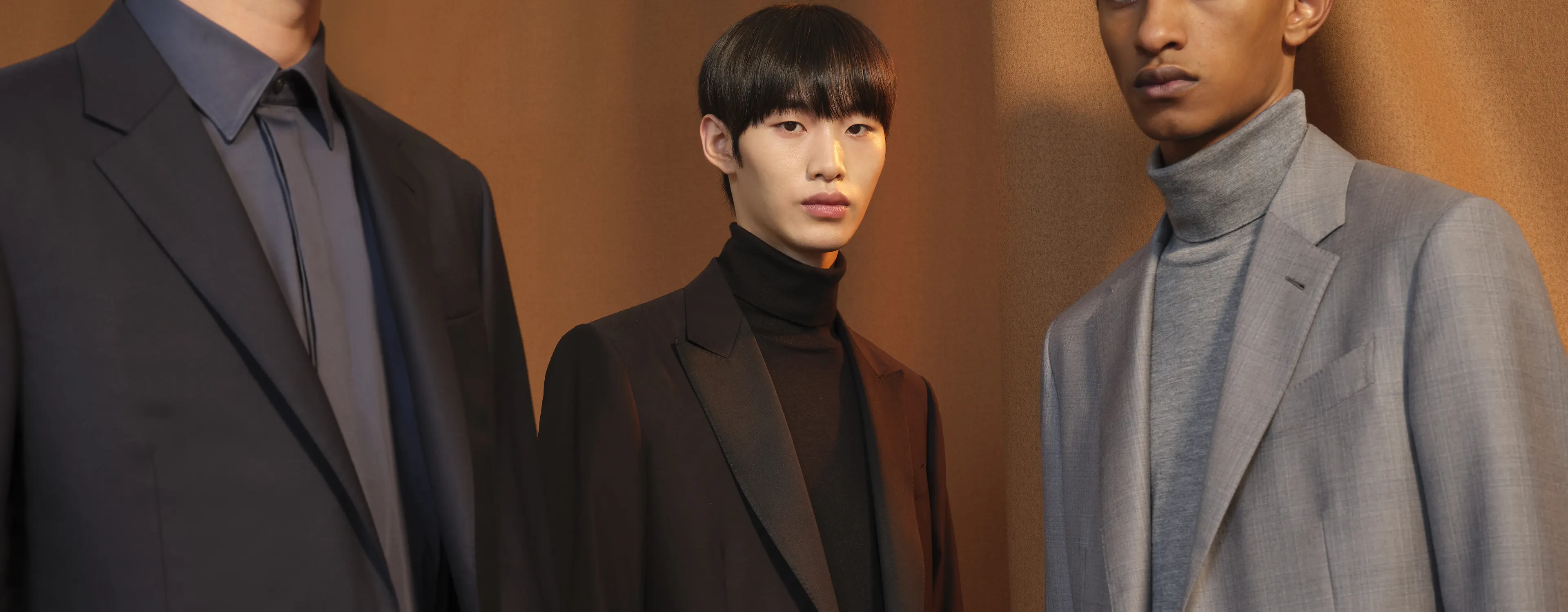 三位身着不同配色的 Zegna(杰尼亚)西装套装的男士