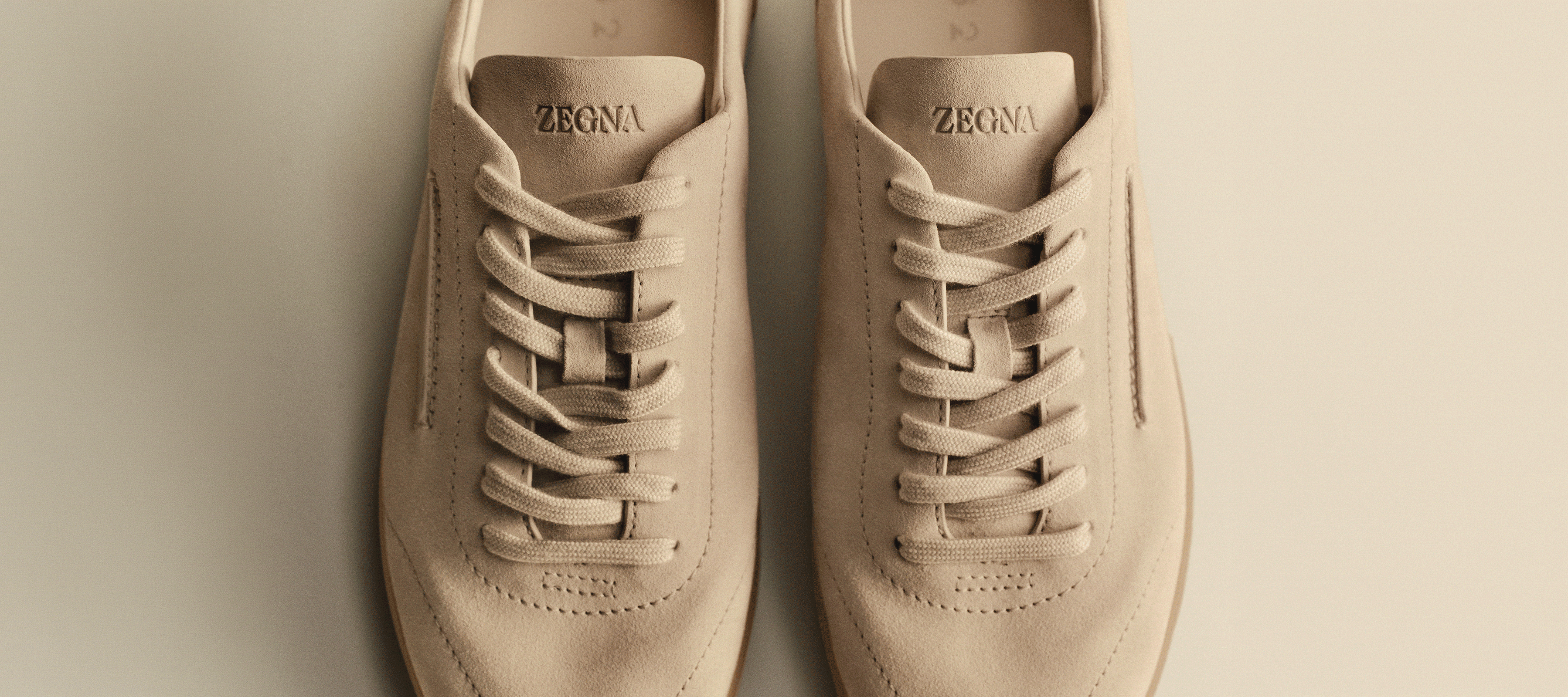 Nahaufnahme eines Details des 232 Sneakers aus Wildleder aus der SS26 Kollektion von ZEGNA.