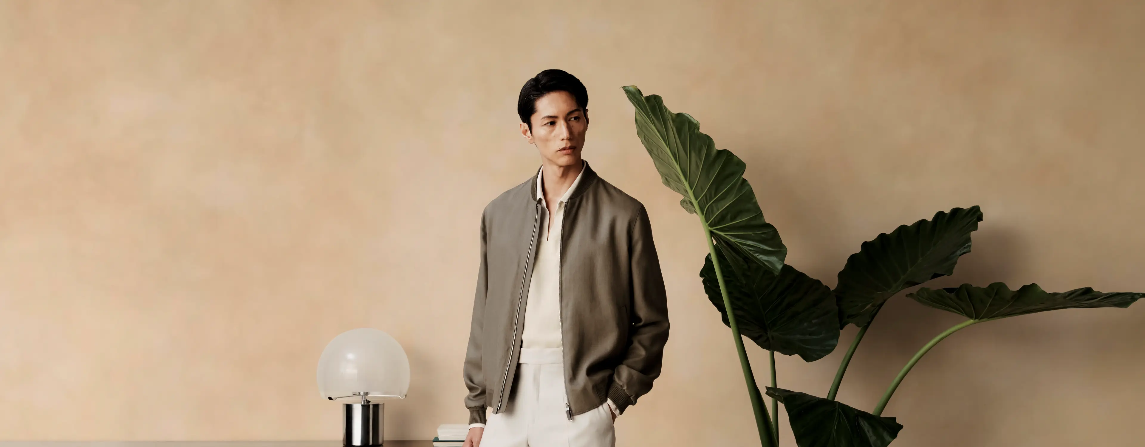 Ein Mann in einem edlen Casual-Look aus der ZEGNA SS26 Kollektion.