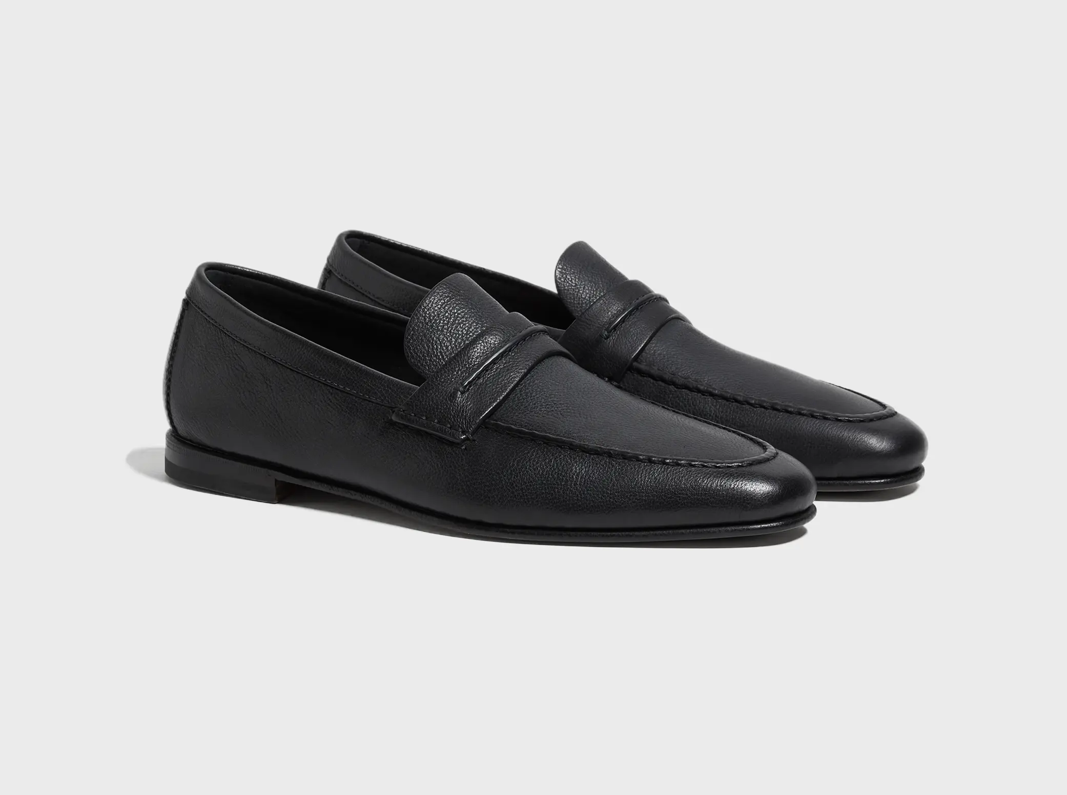 Los mocasines para hombre Mocassin, elaborados con exquisita piel italiana, forman parte de la colección ZEGNA Primavera/Verano 2025.