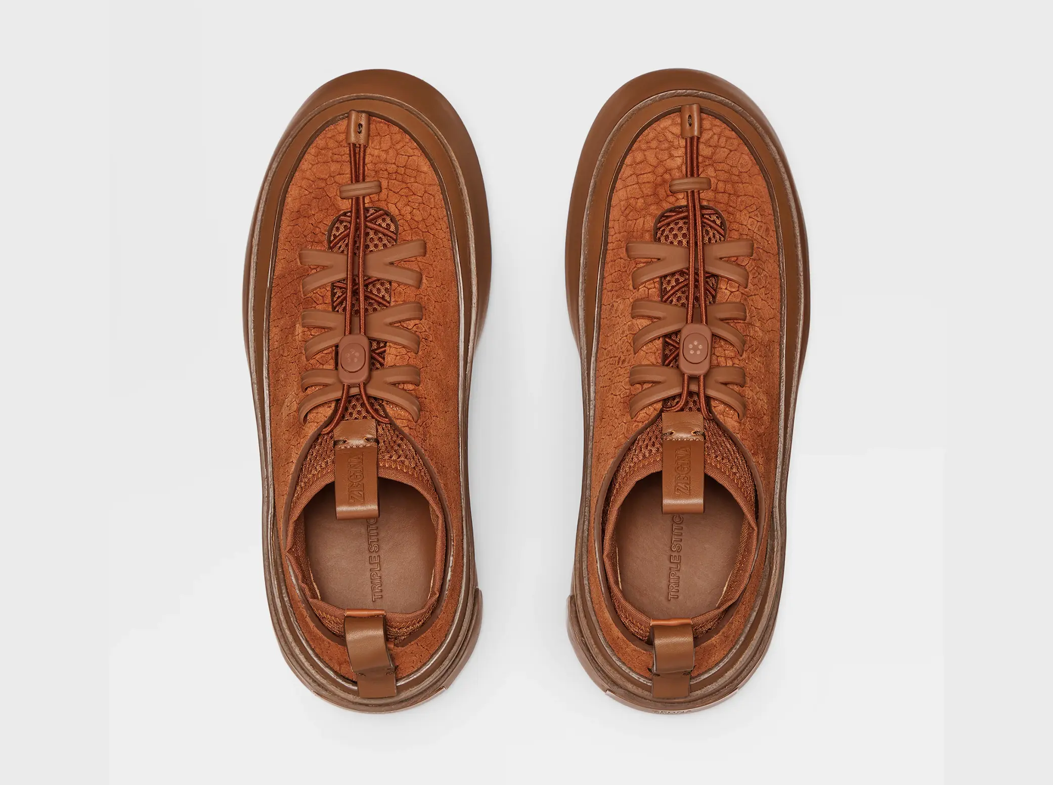 Detalles de los sneakers de gamuza TRIPLE STITCH™ MRBAILEY®
